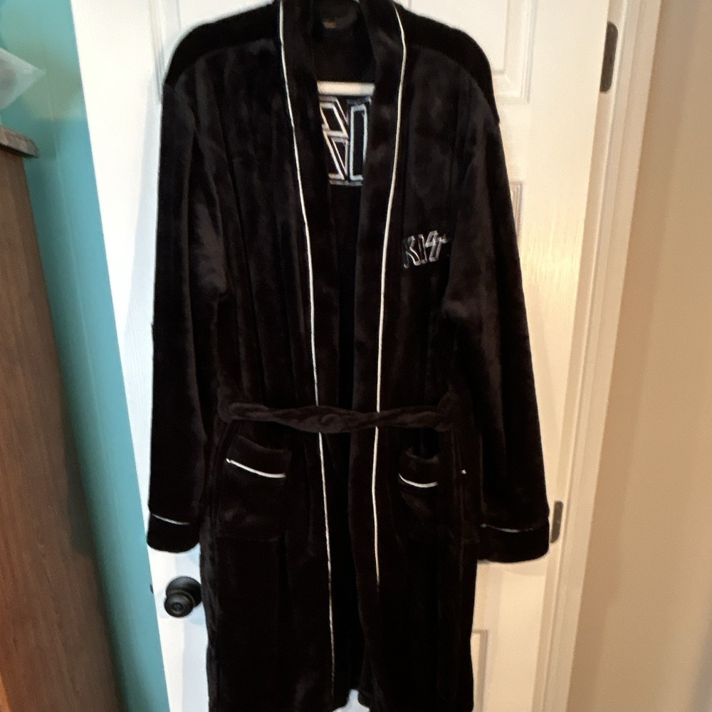Kiss Black Plush Robe XL Band Logo Music Memorabilia Rock & Pop Industry